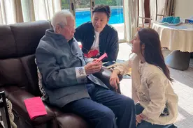 吴千语跪地给施伯雄90岁爷爷拜年，施子清给孙媳一叠红包，好慈爱图片