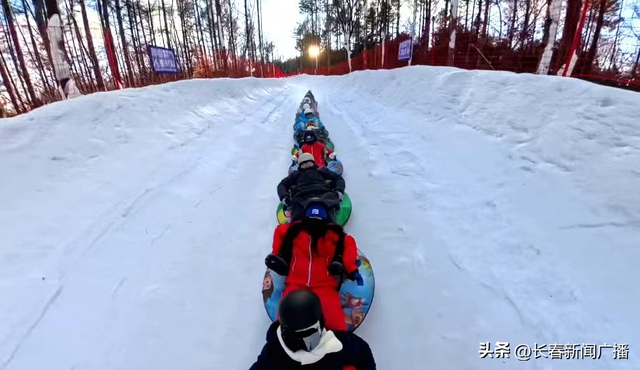 长春净月潭冰雪体验再升级 森林穿越雪飘流与中级雪道夜场同步开放