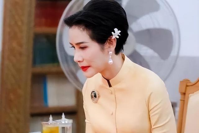 诗妮娜“身怀六甲”孕肚明显，苏提达神情紧绷，苏提达无机会翻盘