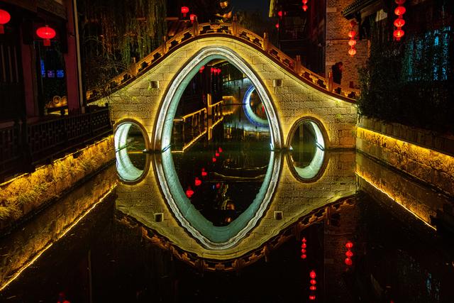 桥影渡星河，古墙浸夜色