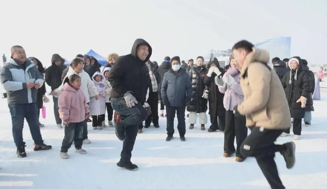 冰上运动会“花式整活” 点“燃”现场游客