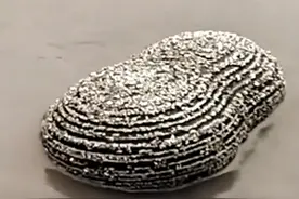 云南村民捡到奇形异石，金光灿灿如同黄金，鉴定结果令人瞠目结舌图片