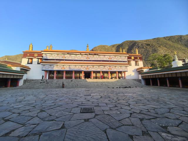 格鲁派六大寺，拉卜楞寺是其一，也是甘南旅游路线上的重要一站