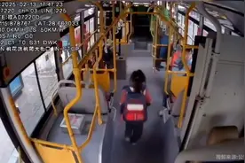 8岁女童独自坐公交睡过站 司机暖心守护图片