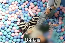 男孩猛踩女童肚子，男孩家长：她就是条狗，连狗都不如，评论炸了图片