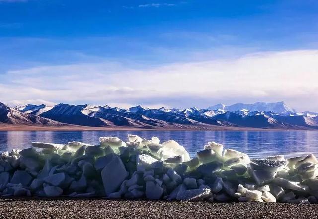 西藏天湖冬日变蓝宝石秘境，千里冰封宛如异星