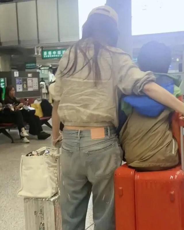 36岁杨颖独自带娃定居香港，前夫28万豪宅同居引热议