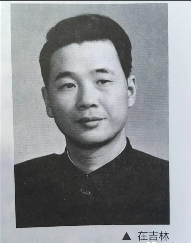 李鹏总理年轻时有多帅？1959年在吉林留影，31岁玉树临风气质不凡