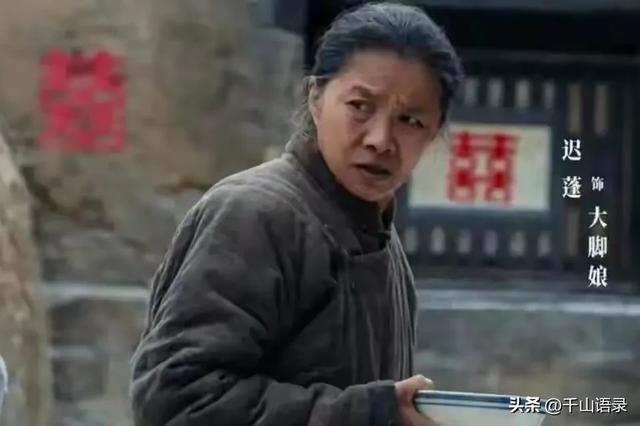 66岁迟蓬素颜被偶遇！穿洞洞鞋似邻居，《生万物》演技获赞