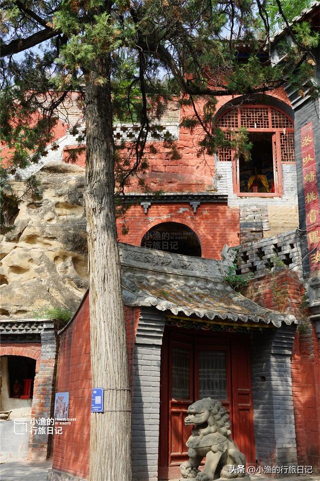 陕西黄河岸边千年石窟寺，建在红色石头上，三面凌空、内有乾坤
