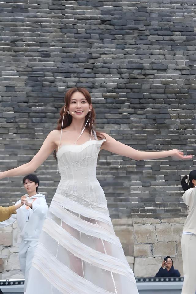 从模特到影后，宅男女神嫁给日本人，50岁林志玲彩排秋晚宛如少女