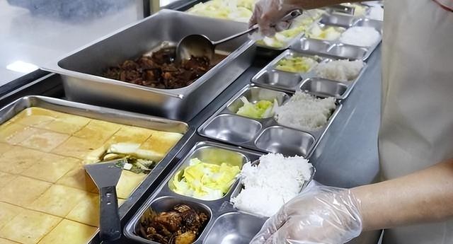 北京下了死命令：2027年底前，所有中小学必须告别“校外配餐”