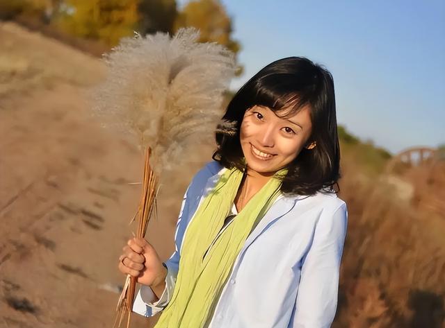 央视主持人李七月，不再被重用，38岁的她已经找到了自己的路