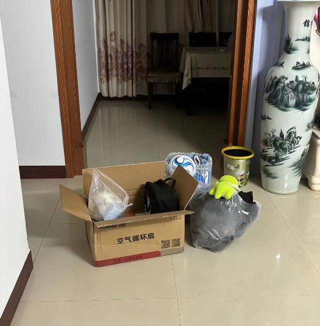家长联手警察给迷恋手机男孩上了一课