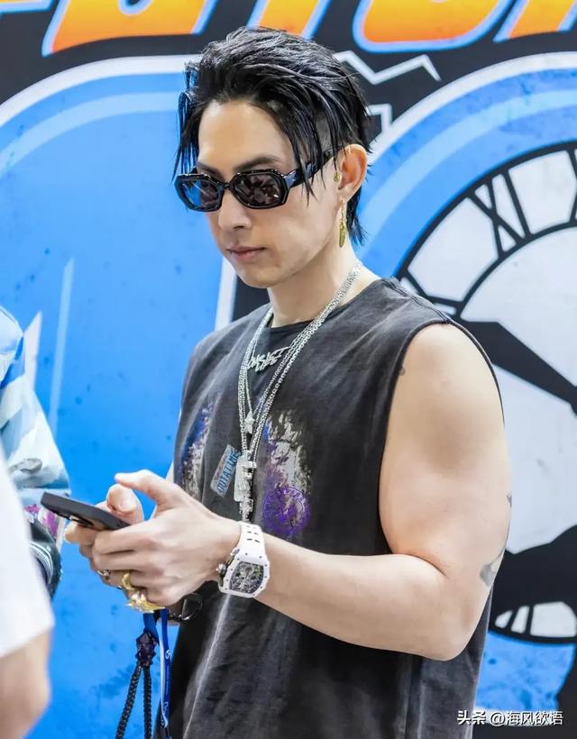 47岁吴建豪减重40斤	，尖嘴猴腮像换了个人，比实际年龄老20岁