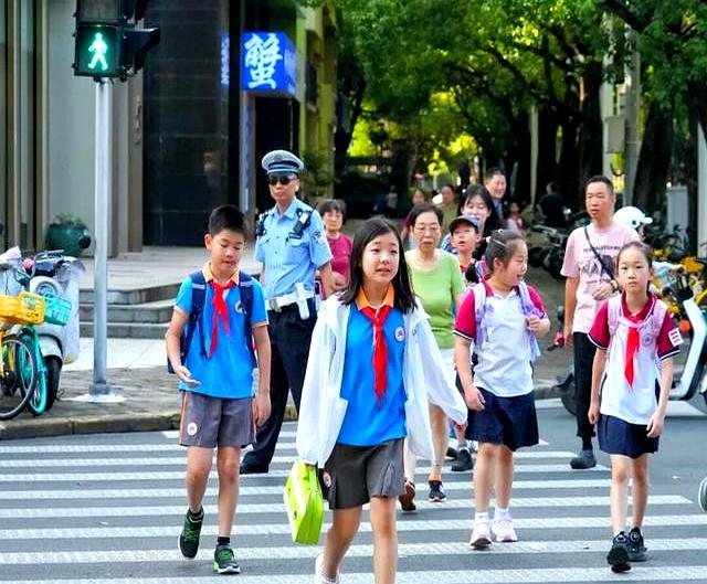 放假通知	。2026各地中小学寒假汇总，家长却担心不断