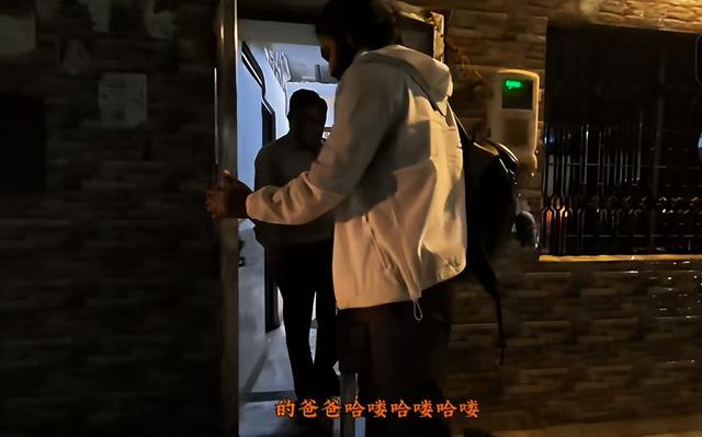 东北小伙闯印度，窜稀5天，参观火葬场发现骨灰撒恒河，恶心坏了