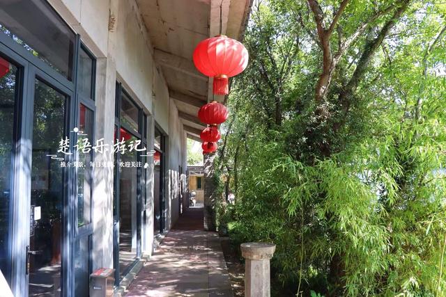 浙江宁波这座寺院得名“饭佛”，居于海岛但景色不错，适合周末游