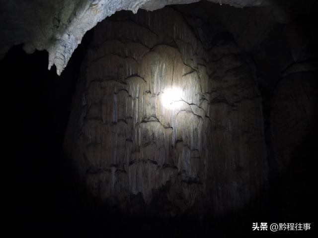 偏远乡野中寻找一个古寺遗址，探险一个深邃溶洞