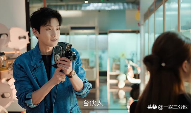 脸颊干瘪，眼神阴森，演技呆，没陈伟霆像霸总，赵露思也带不动他