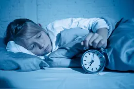 睡到半夜总是口干咽干，喝水不解渴，这不是口渴了，警惕这两点图片