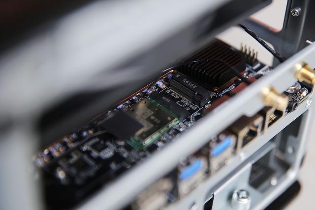 小巧强悍还静音 abee迷你液冷AI工作站评测：235B大模型流畅跑