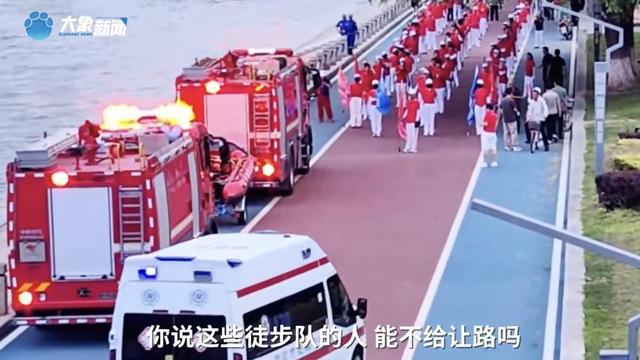 反转！老年暴走团挡道120被全网骂惨，警方介入，律师：车应让人
