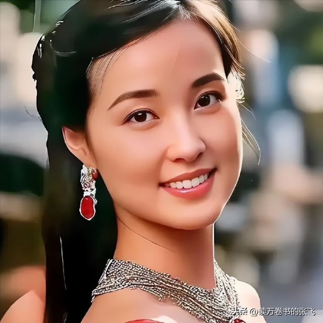 刘晓庆担心的事发生了！意外摔倒	、分不清人	，75岁不服老不行了？