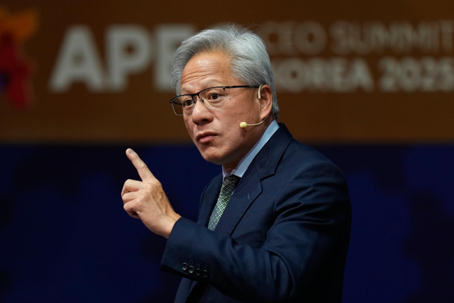 24小时内两套说辞！黄仁勋对华示好后迅速对美服软，实在是没招了