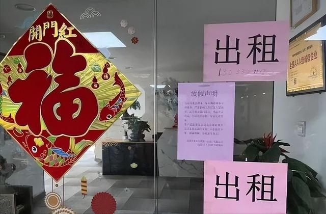 欺人太甚！私人订制旅游团与司机起争执，将129名游客甩到服务区