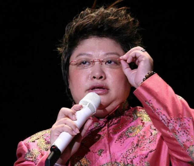 贪污上亿、假慈善？被实名举报的韩红，如今连坐椅子都成了“错”