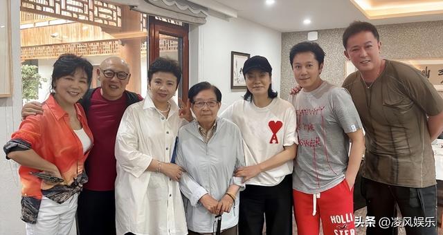 62岁毛阿敏与63岁董文华现况对比！一个豪门守寡，一个风采依旧