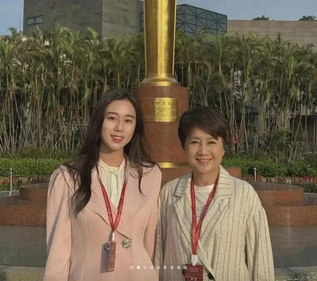 四太梁安琪带老母亲马来度假，梁妈妈出镜好贵气，祖孙仨吃路边摊