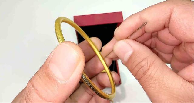 买黄金时只需一根针，真假黄金立马“现原形”	，你也赶紧试试吧