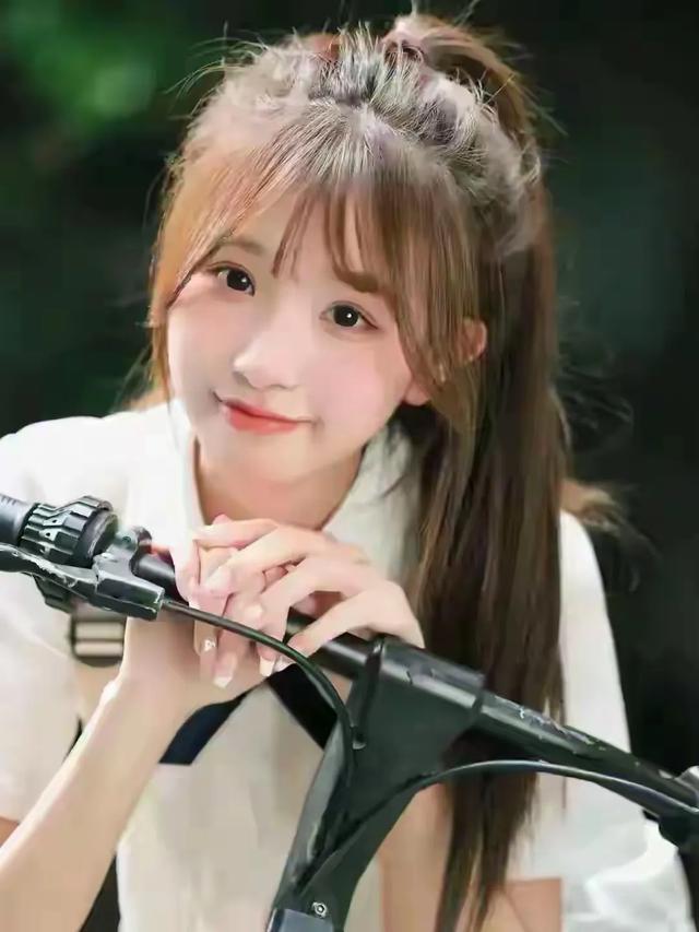 甘肃兰州一校花，楚楚动人，倾国倾城	，这气质堪称校园天花板