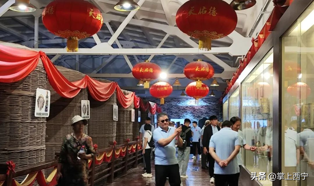 “千人游厂·万人游园”共赴青稞酒乡