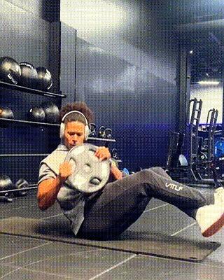 负重+自重腹肌训练	，每天坚持80次，虐出硬核腹肌！