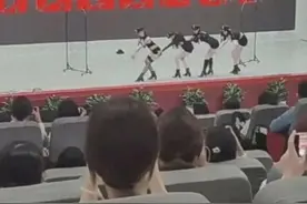 太荒唐！医院岗前培训变身夜店秀，四护士香艳舞蹈惹争议图片