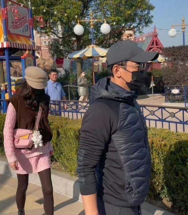 唐嫣现身罗父葬礼！罗晋抱着父亲遗照，唐嫣全程陪同	，神情落寞