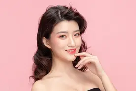 为了钱当狗，为了爱做人。未成年人请谨慎观看！《迪拜的女孩》图片