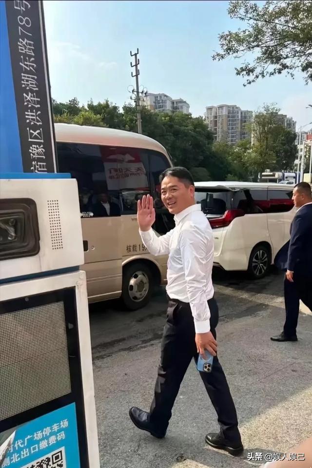 刘强东回宿迁老家，毫无大老板架子，举手投足尽显亲和接地气！