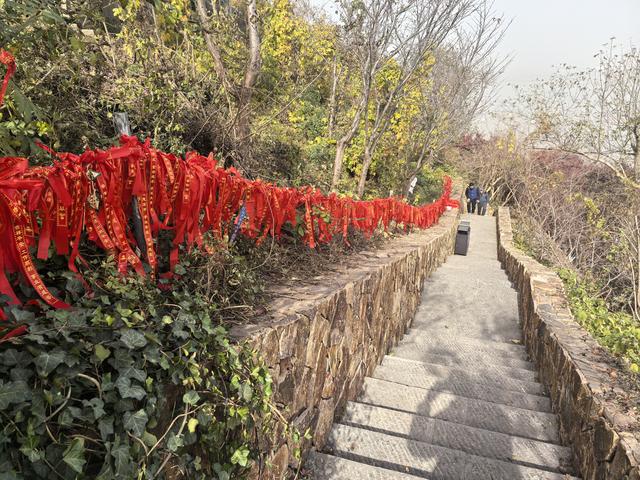 南京栖霞山一日徒步，游千年古刹，看漫山红叶