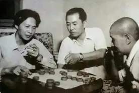 80年，古月和孙飞虎下象棋，古月抽烟的动作，还真有点伟人的气势图片