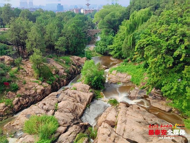 雨后虎山水库飞瀑如练 梳洗亭里听涛赏绿