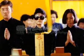 1991年，蒋孝武上任前天不幸身亡，葬礼上妻子神情肃穆，难掩悲痛图片