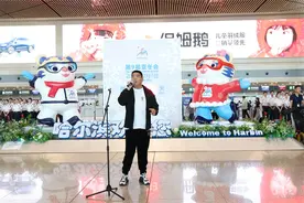 哈尔滨机场“快闪迎国庆”图片