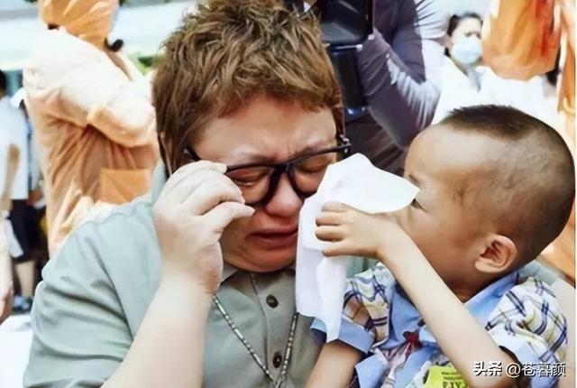 被实名举报过的韩红	，终于明白她终身不嫁的原因