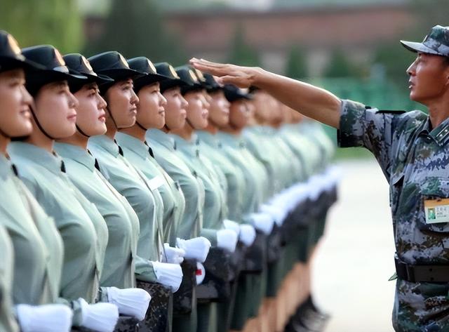阅兵途中，如果女兵突然想上厕所怎么办？中国解决方式太聪明
