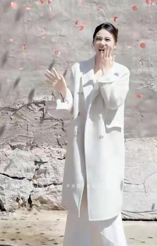 新婚7日天人永隔！25岁云南军婚陈菊车祸离世 网友:订婚不能穿白色