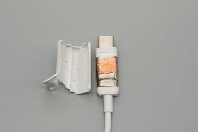 完美适配iPhone 17系列新机，谷歌25W Qi2.2磁吸无线充电器拆解